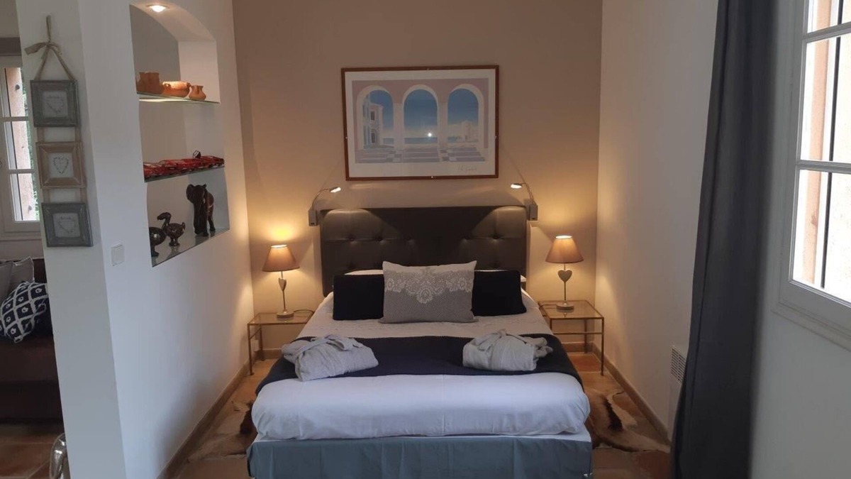 Tourrettes House | Independent 30m2 bedroom twinned with Provencal country house