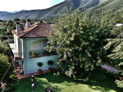 Cisano sul Neva House | Independent apartment with a fabulous patio - Casa Penny
