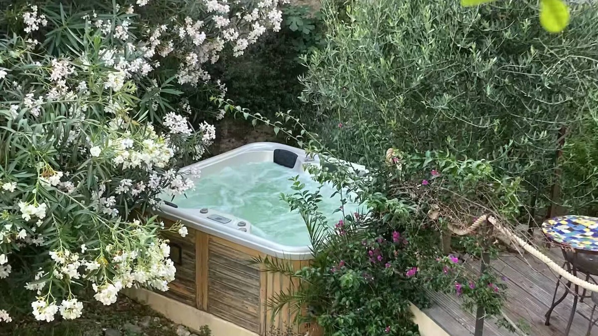 Poussan Apartment | Independent apartment in winemaker's house Poussan