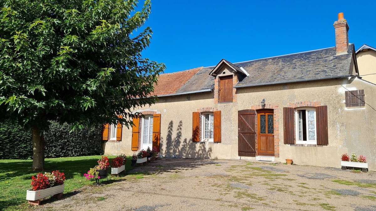 Pierrefitte-es-Bois Cottage | Independent house with enclosed yard 1km from village
