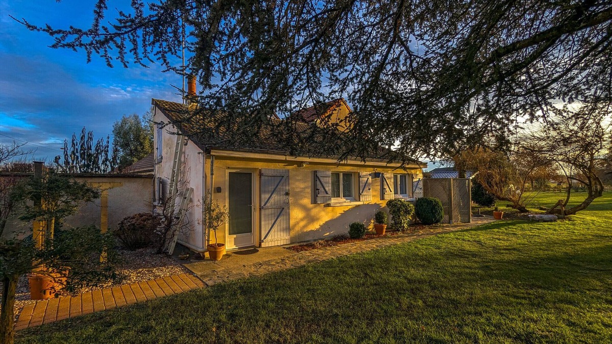 Le Poinconnet Cottage | Independent house with terrace and private parking