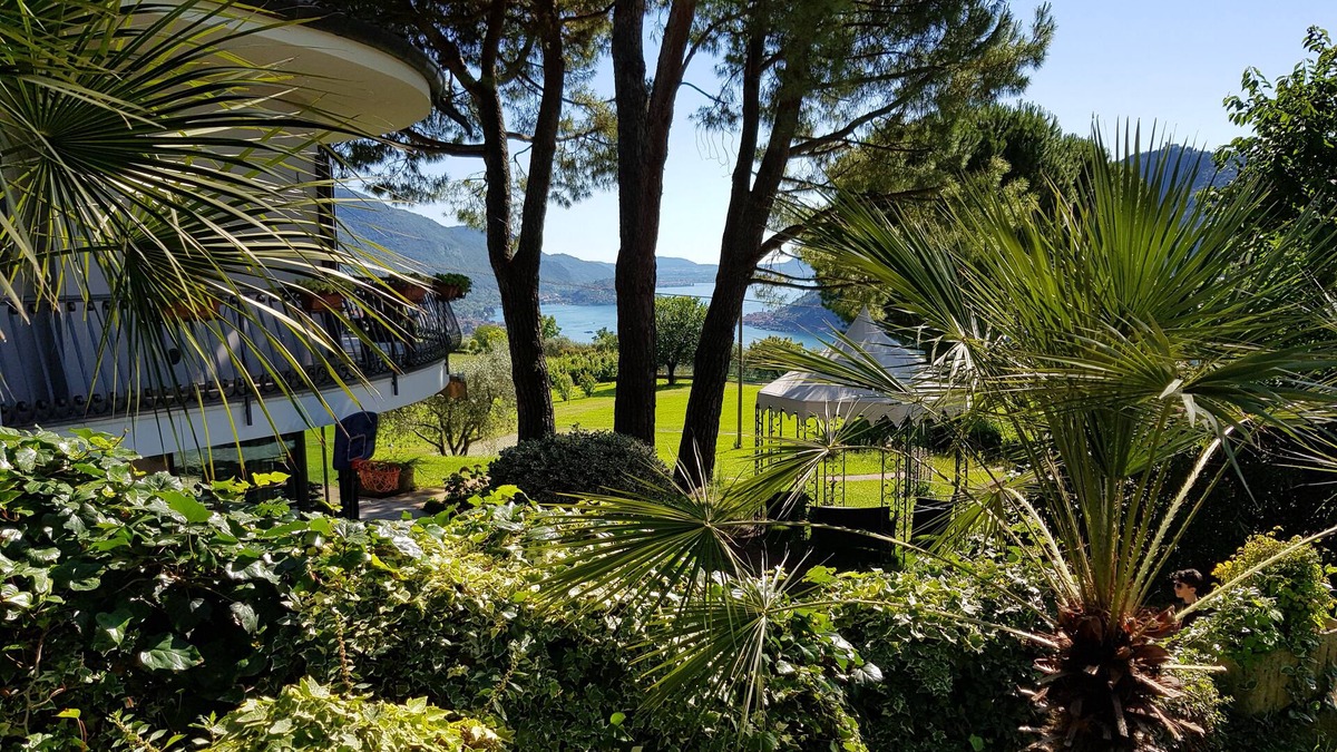 Sale Marasino House | Independent part of a villa. Large private park with swimming pool. Magnificent view