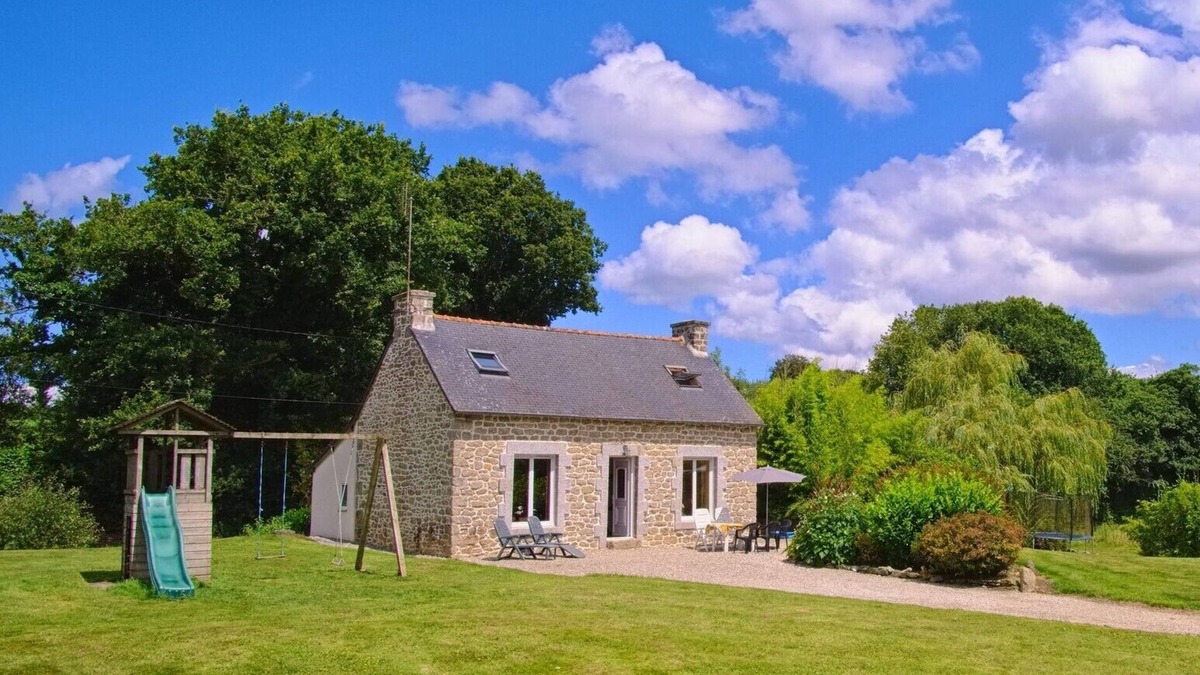 Plounevez-Quintin Cottage | Independent private garden - covered terrace - play area - quiet - nature