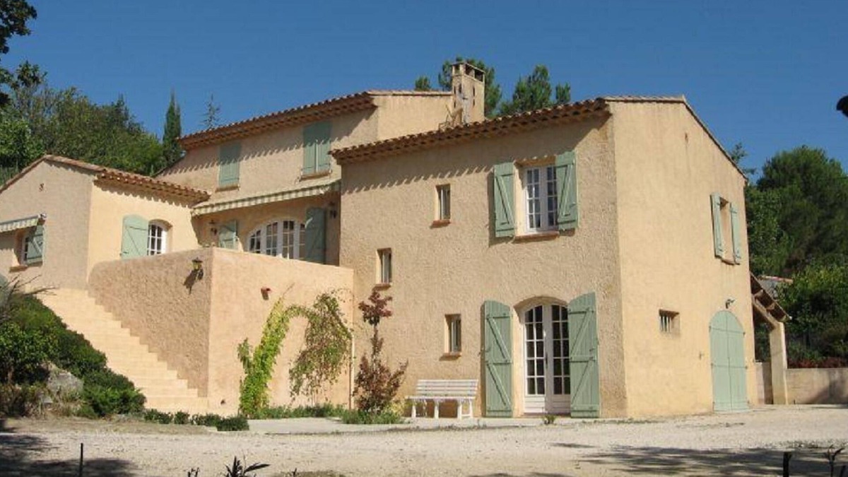 Pertuis Apartment | Independent studio on the ground floor of villa, with secure parking