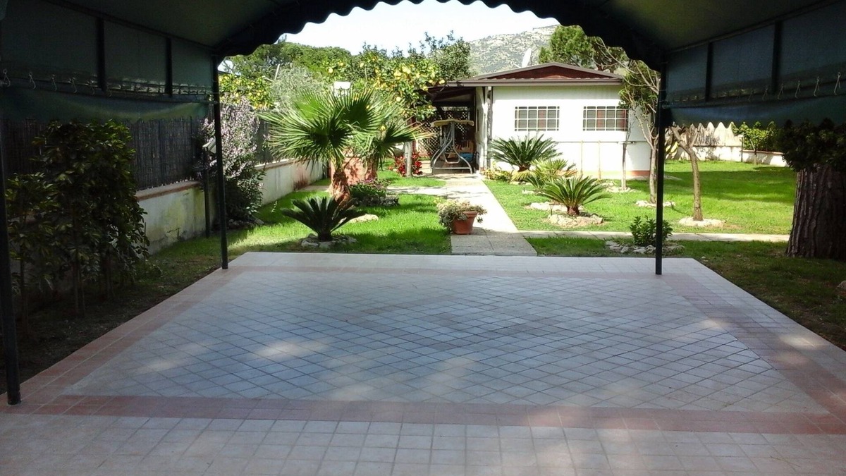 Fondi Ski Chalet | Independent villa with access to the sea, jump zone of funds, large garden