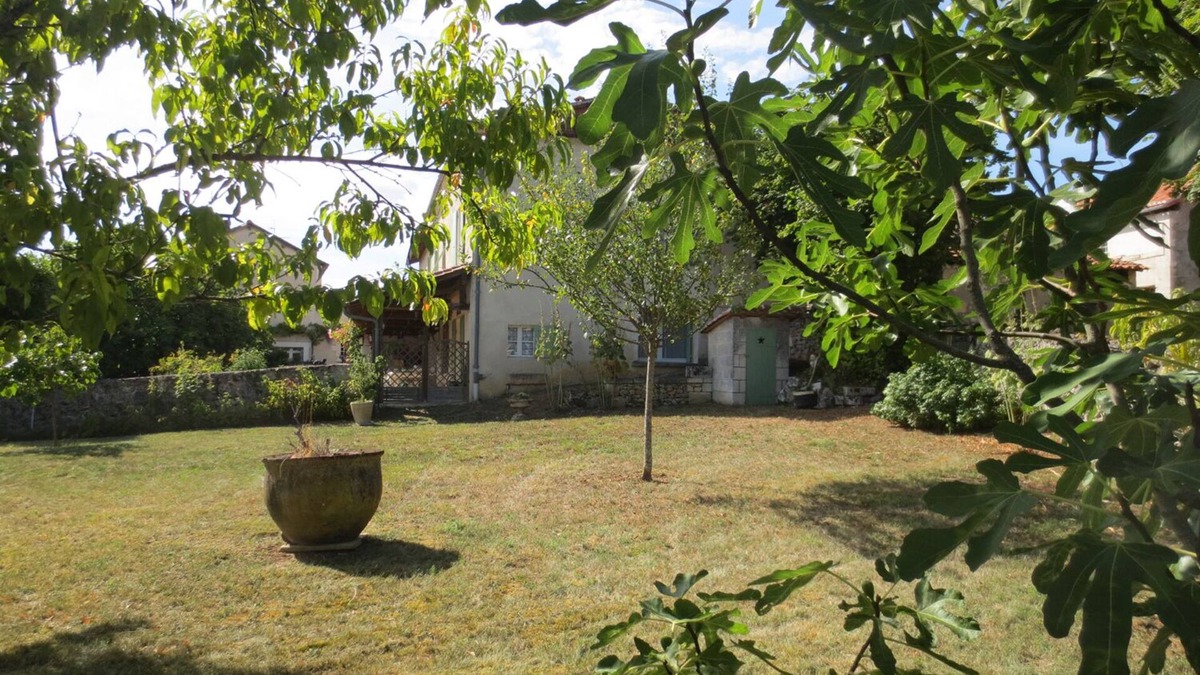 Cercles House | Individual countryside house in a small village