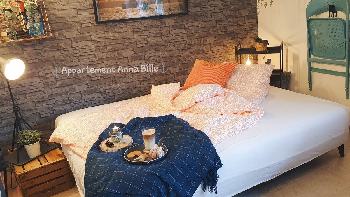 Bergedorf Apartment | Individual designer apartment in industrial style, bright and friendly.