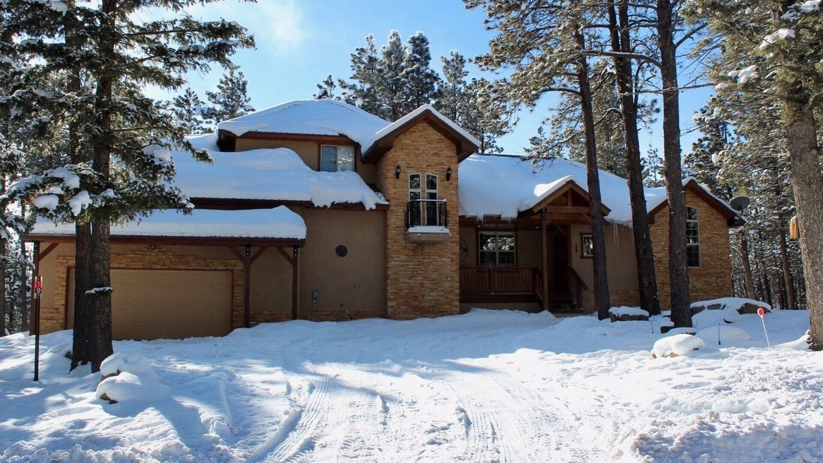 Angel Fire House | Indoor basketball, ping pong, shuffleboard and more!