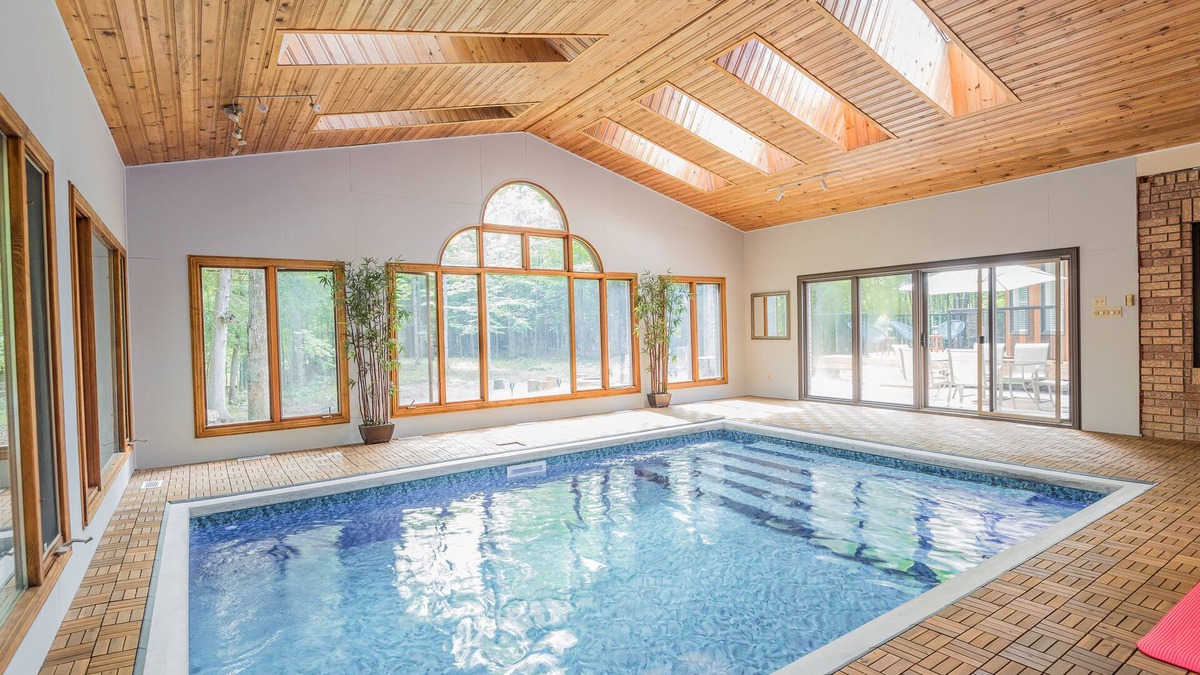 Bobcaygeon Villa | Indoor heated pool, Games room, Yoga, Privacy, Fire Pit, 7 bedrooms, Starlink
