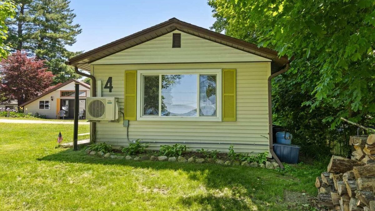 Chippewa Lake Cabin | Indoor pickleball court—1BR Cabin