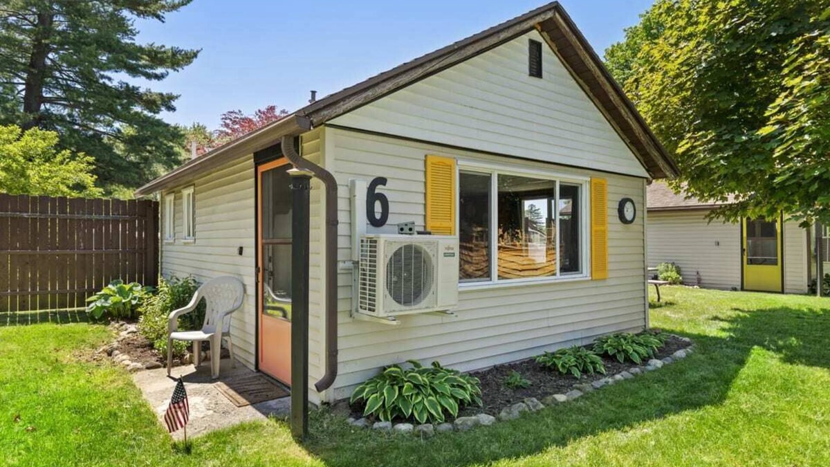 Chippewa Lake Cabin | Indoor Pickleball!—Cozy Cabin for Two