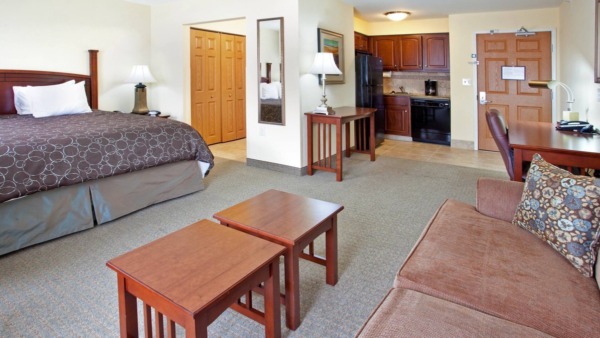 Simonton Lake Apartment | Indoor Pool + Free Wi-Fi, Free Breakfast | Only 20 Minutes from the University of Notre Dame