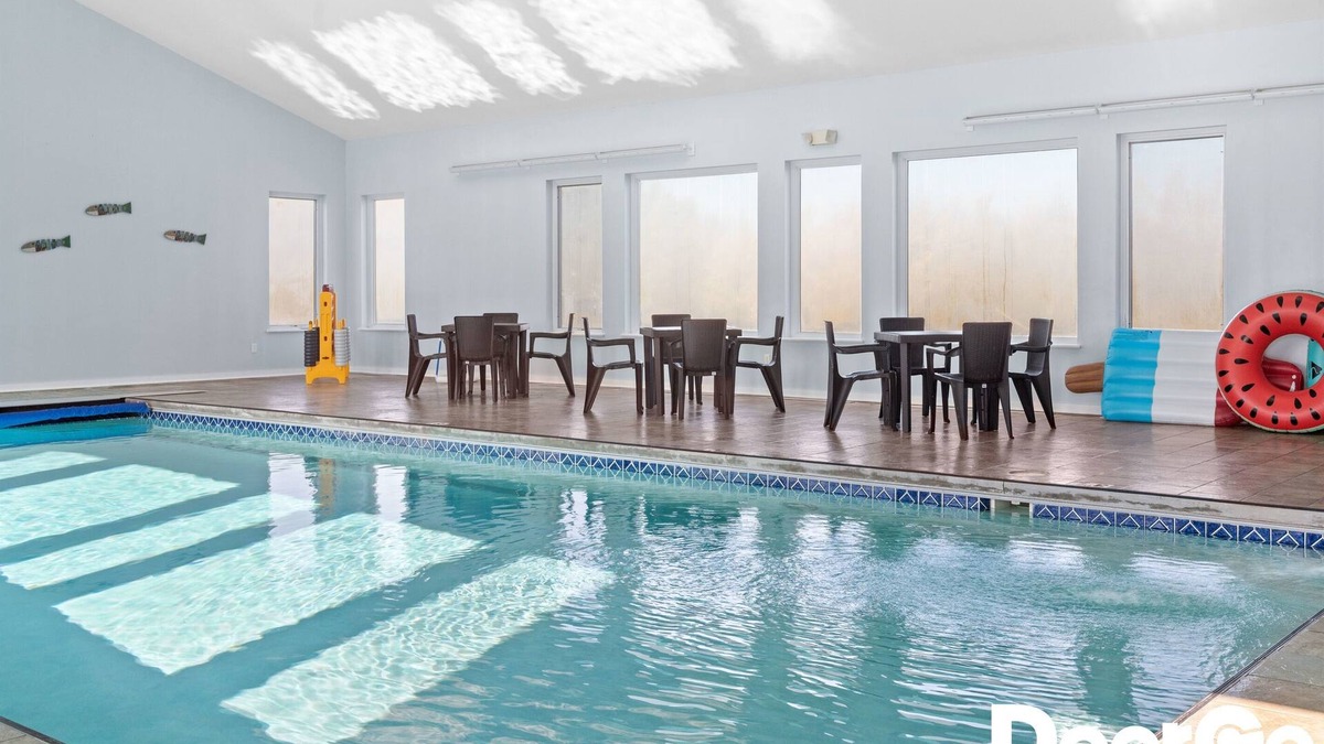 Sturgeon Bay House | Indoor Pool, Game RM, Movie RM! Sleep 24! Private!
