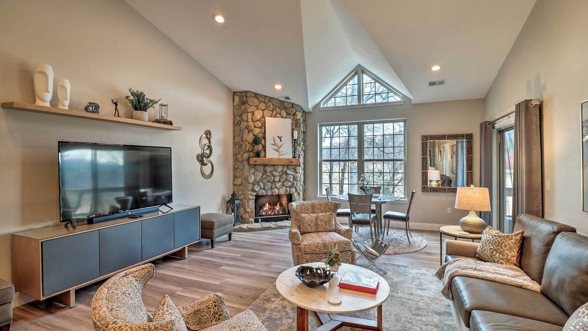 Lake Lure Condo | Indoor Pool & Golf Course Views: Lake Lure Condo!