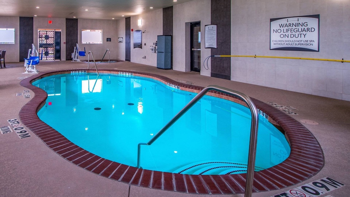 Longview Apartment | Indoor Pool & Hot Tub. Free Breakfast. King Studio.