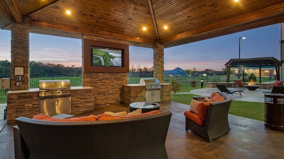 Longview Condo | Indoor Pool & Hot Tub. Free Breakfast. Great for Small Groups!