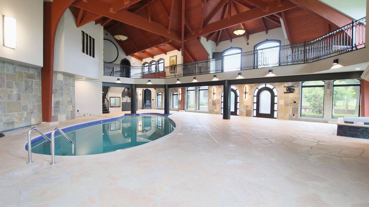 Fond du Lac House | Indoor Pool-HotTub-Movie Theatre-Pool Tables-Water & Fire Fountain