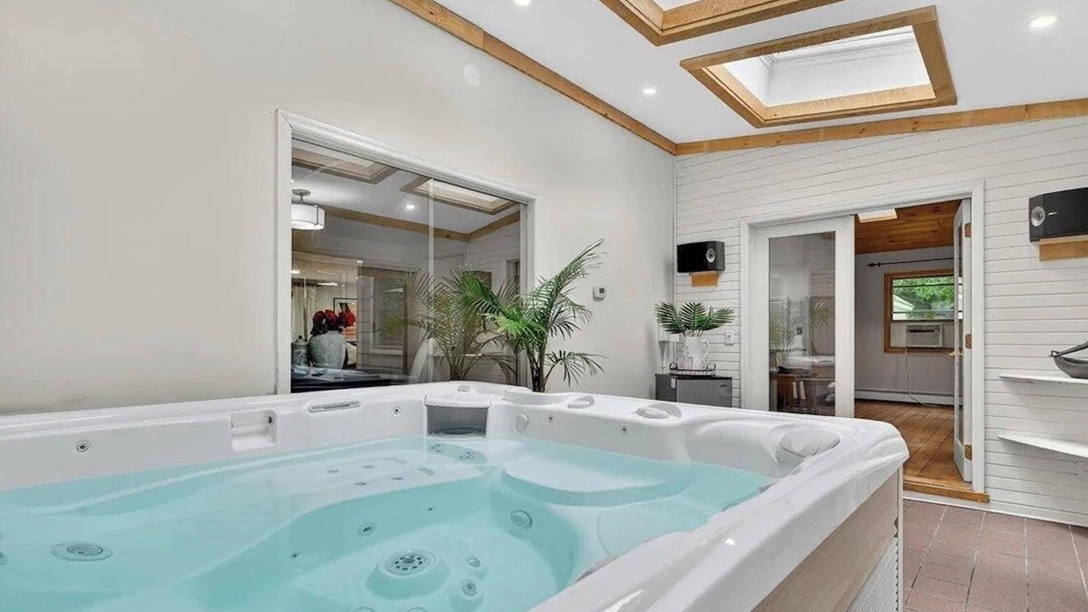 Rotterdam Junction House | Indoor Salt water Spa for long or short stays