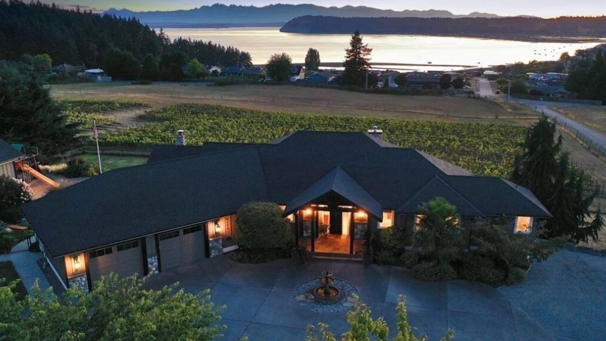 Clinton House | Indoor swim spa/hot tub with Bay View & Vineyard
