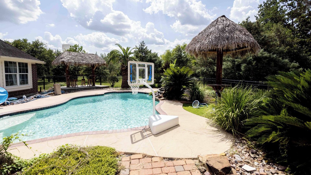 Alvin House | Indulge in a restful retreat at Lake Morgan in Alvin, TX.