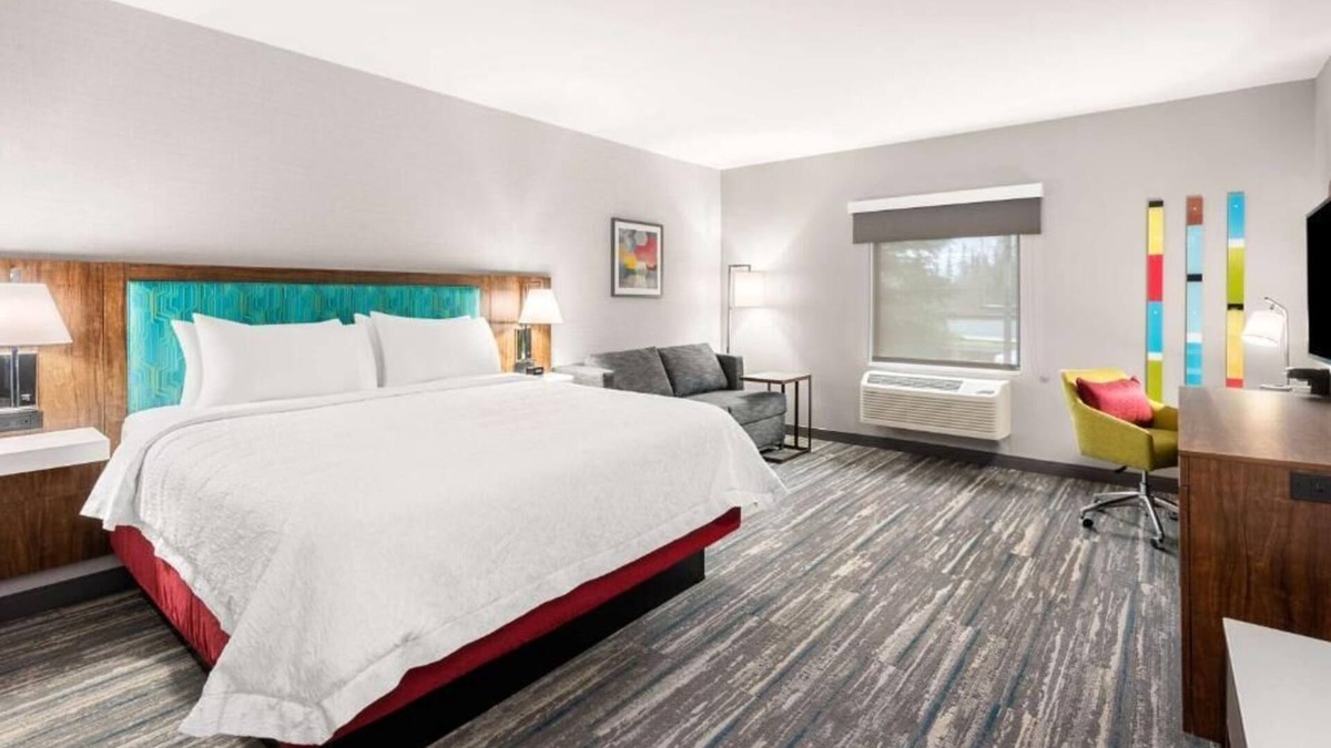 Tigard Hotel | Indulge in Home-Like Comfort! 2 Comfortable Units with Breakfast! Indoor Pool!