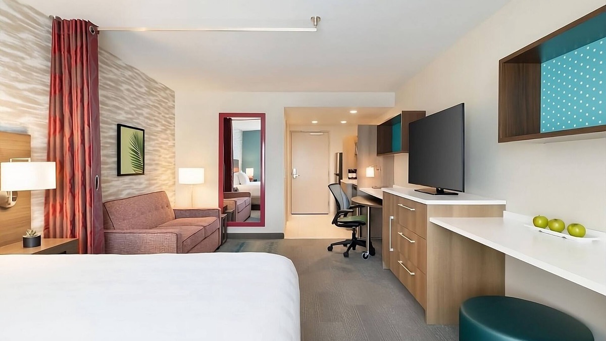 East Mesa Hotel | Indulge in Home-Like Comfort! Pool, Free Breakfast, Pets Allowed, Free Parking!