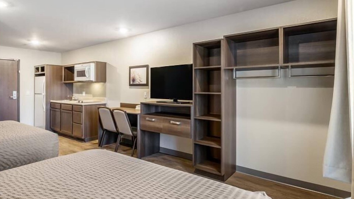 Bellflower Hotel | Indulge in Home-Like Comfort! 4 Modern Units, Full Kitchen, Pets Allowed!