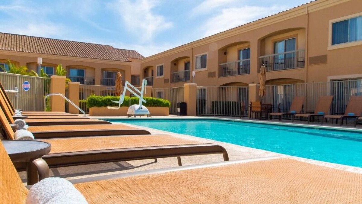 Camarillo Hotel | Indulge in Home-Like Comfort! 2 Comfortable Units, Near Camarillo Ranch House