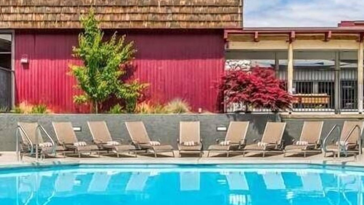 Tri-Cities Resort | Indulge in Home Like Comfort! Contemporary Unit, w/FREE Parking & Onsite Pool!