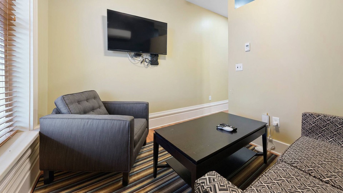 St. Clairsville House | Indulge in the Exquisite Charm of the remodeled Abode close to Wheeling 201