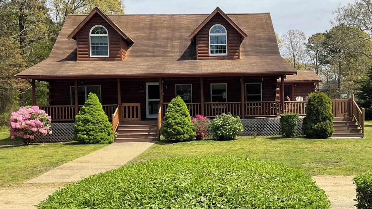 East Chop House | Indulge in the ultimate vacation experience at this exquisite custom log home.