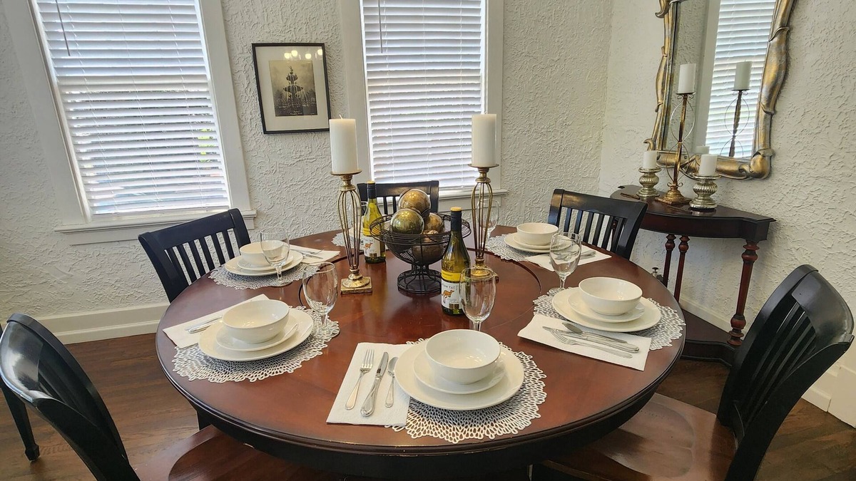 Montgomery House | Indulgent Downtown Retreat - Beautiful Historic Home - 10 Guests - 6 Beds