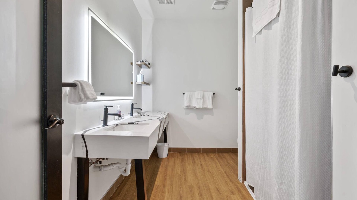North Oakland Apartment | Industrial Loft 5 min to UPMC Shadyside CMU Pitt, sleeps 4
