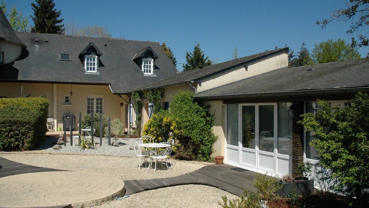 Change Cottage | Industrial-Style Cottage near Le Mans - 2 BR, Garden, Pool Access, All-Inclusive