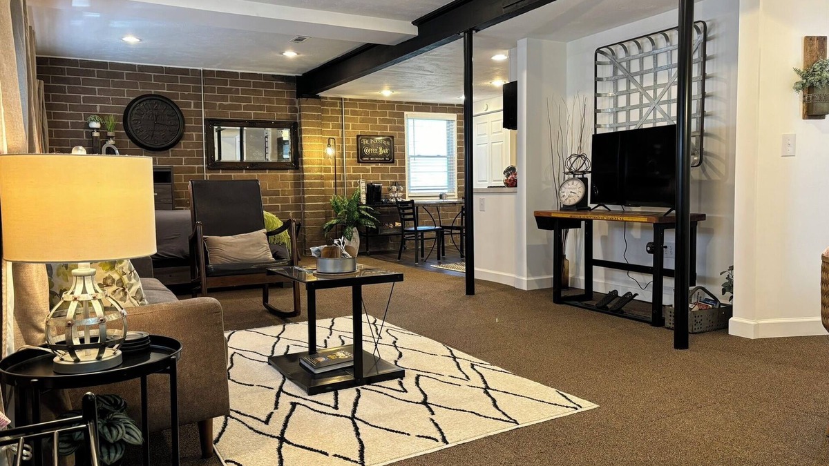 Greentown House | Industrial-themed studio centrally located near wineries, HOF, antiques, & more