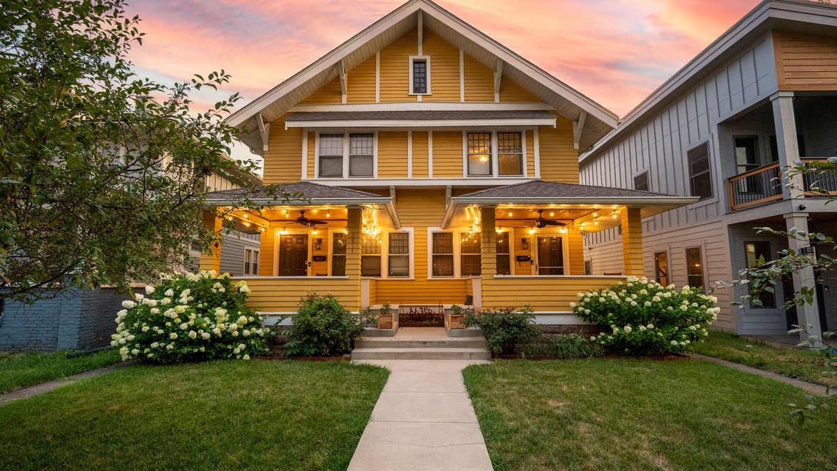 Mapleton/Fall Creek House | INDY Big House - 6 bedrooms w/Fenced Big Backyard