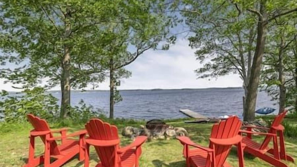 Severn House | Infinite Sparrow-Lakeside Family Retreat