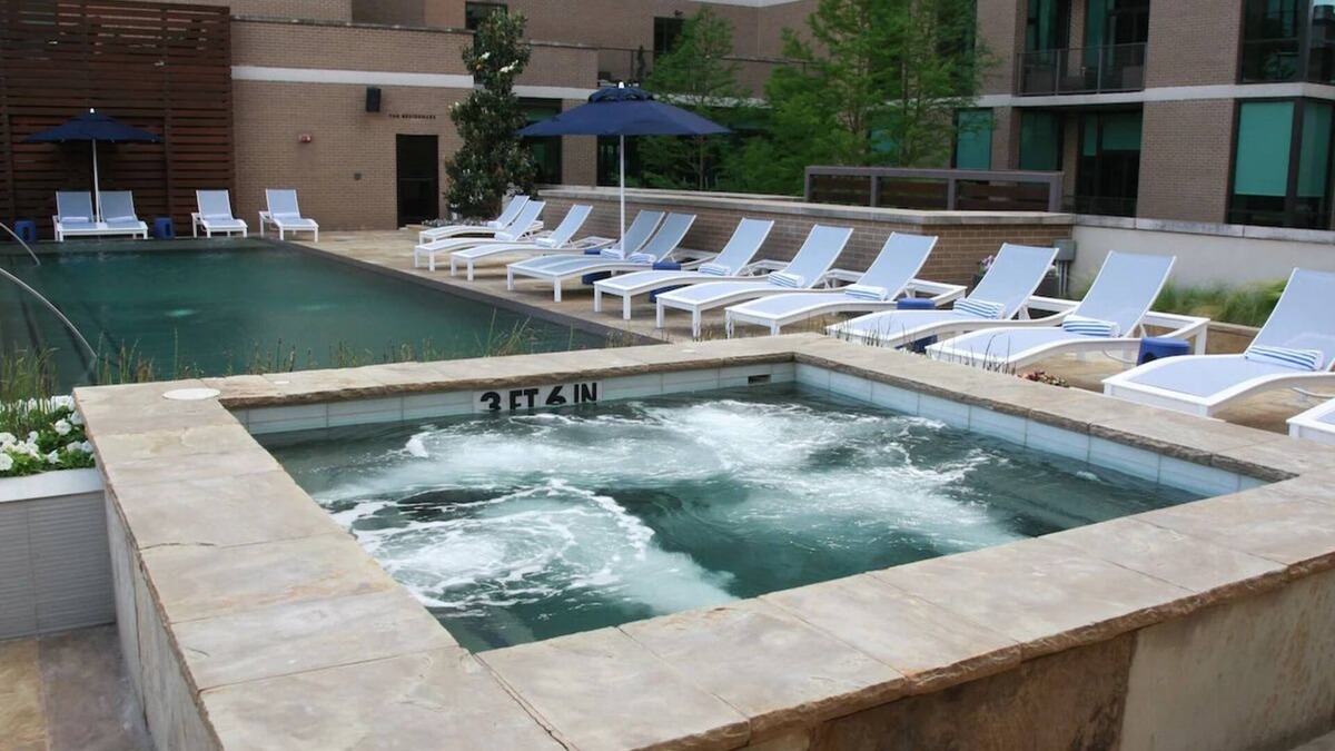 Glencoe Hotel | Infinity Pool Access & Pet Stay Near NorthPark Mall