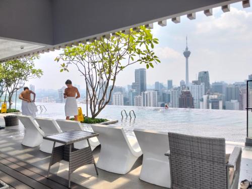 Bukit Bintang Apartment | Infinity pool at Axon Services Bukit Bintang KLCc