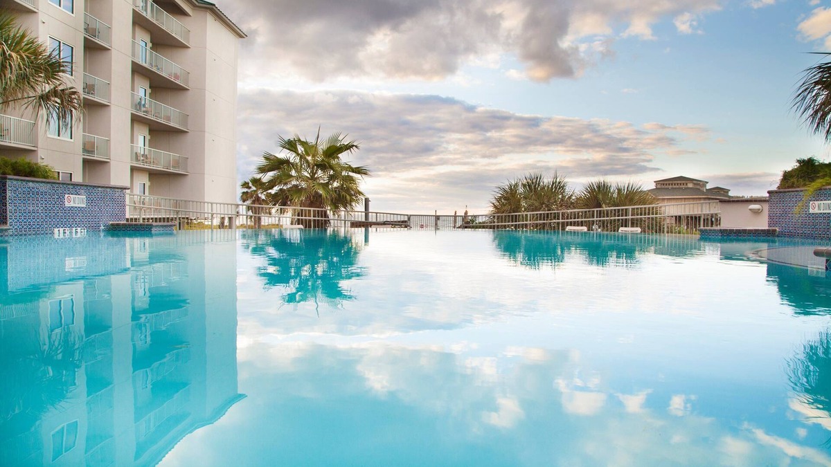 Beachside Village Apartment | Infinity Pool! Close to Beach | Hot Tub + Tennis