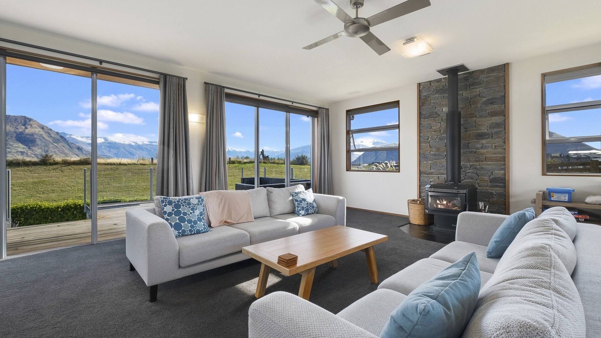 Wanaka House | Infinity Views - Modern Wanaka Holiday Home
