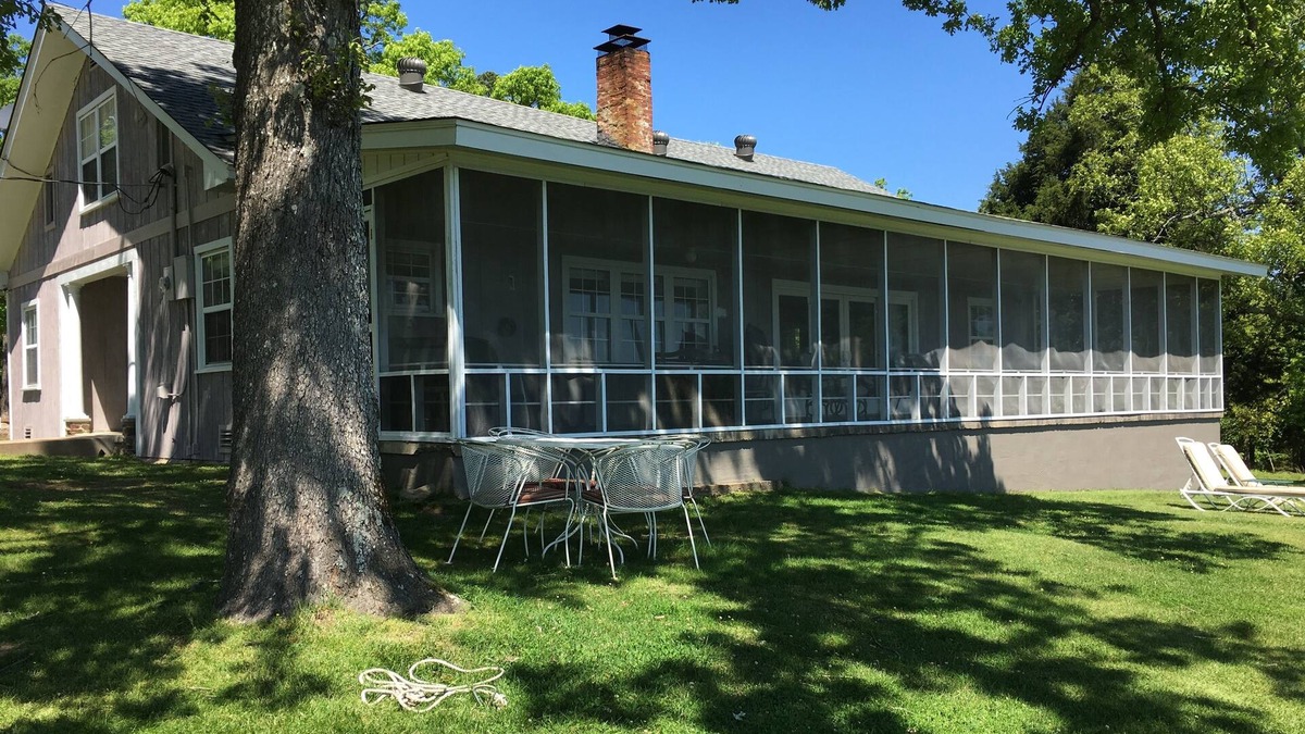 Dardanelle House | Informality and Privacy for families, couples, and individuals.