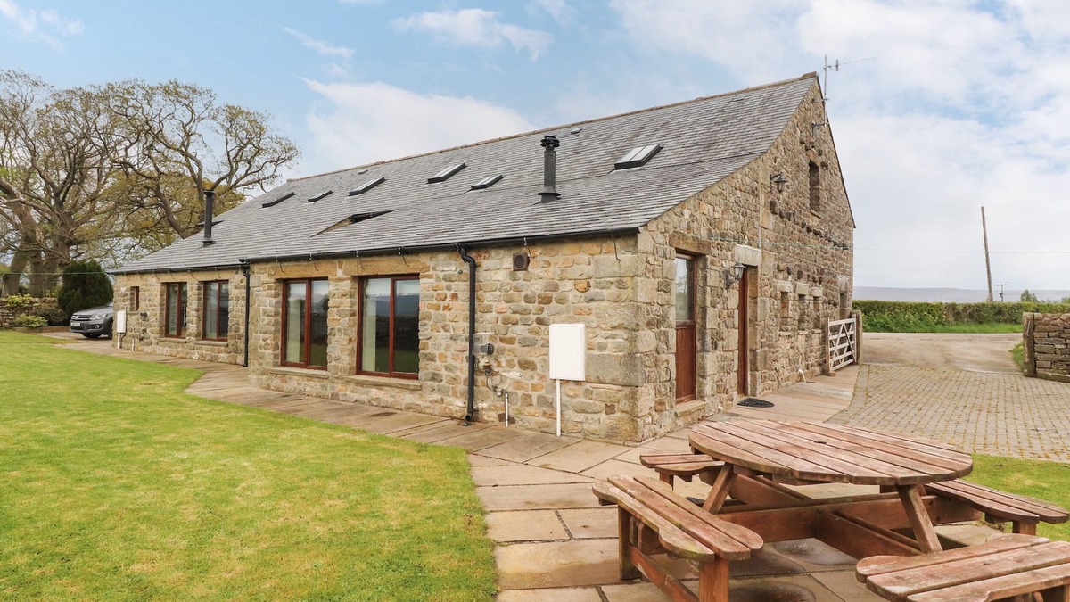 Fourstones Near Bentham Cottage | INGLEBOROUGH BARN, pet friendly, with hot tub in High Bentham