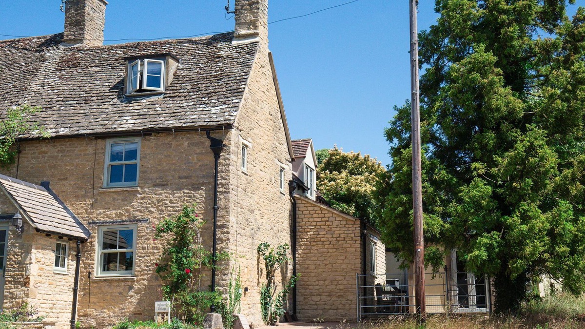 Charlbury Cottage | Inglenook Cottage - pet friendly in Charlbury