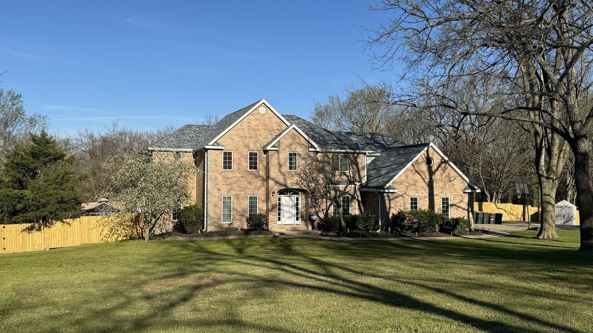 Carthage House | Inground Pool, Hot Tub, Movie Theater, 6 bedrooms, 3 Baths in Carthage, MO