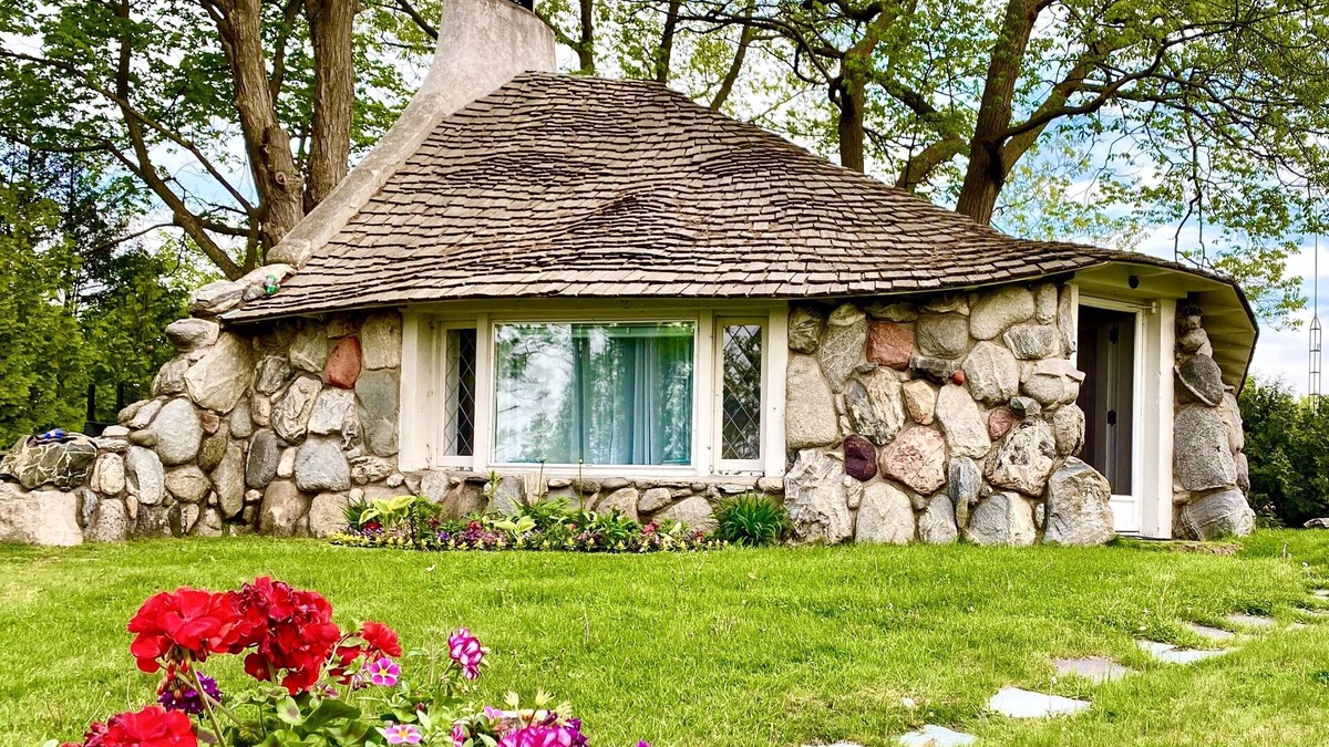 Charlevoix Cottage | Inhabit A Hobbit House!