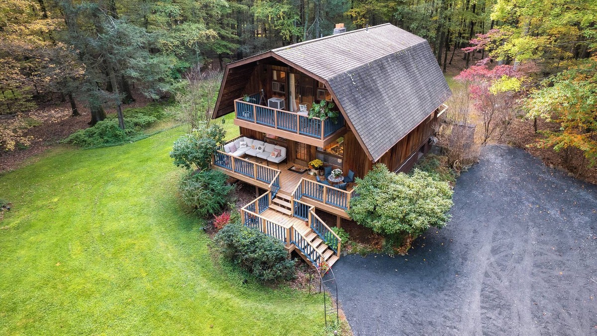 Circleville Cabin | Inkwell Gardens: A Modern Cabin in Middletown Close to Legoland, Golf, Hiking+