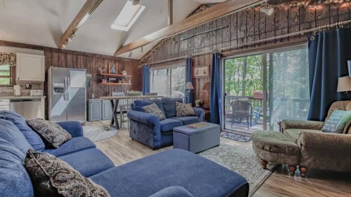 Lake Harmony Estates Cabin | Inn Harmony- Cabin with Fun Game Room, Large Hot Tub, close to EVERYTHING!