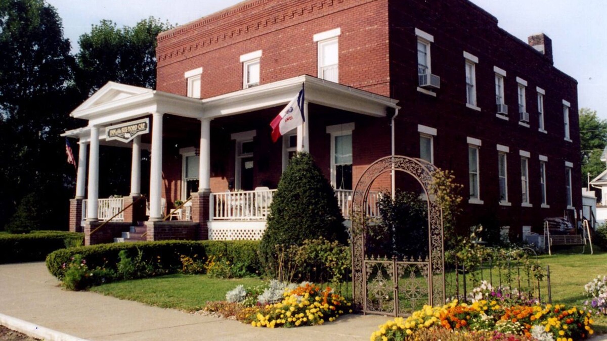 Allerton Bed & Breakfast | Inn of the Six-Toed Cat