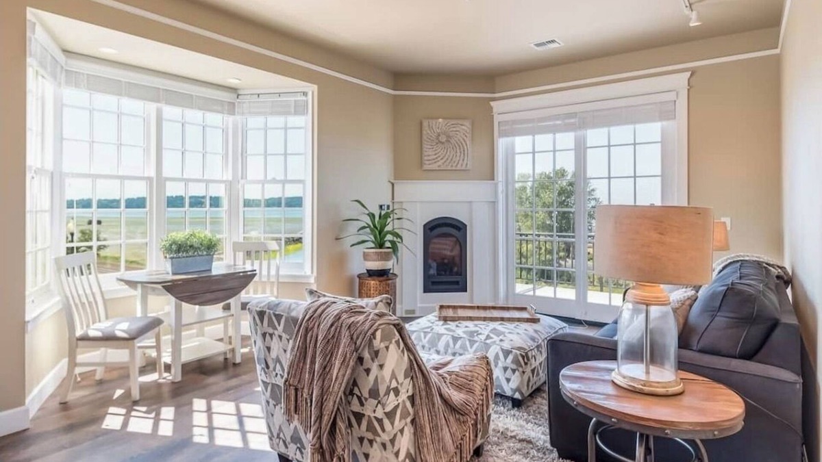 Blaine Apartment | “Inn on the Harbor” Stunning sunsets, centrally located, cozy getaway!